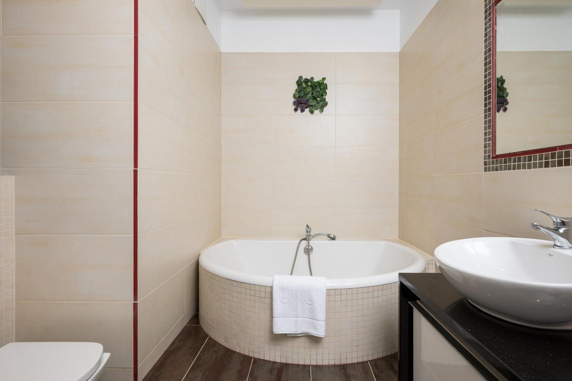 Ochota Deluxe Apartment Варшава Экстерьер фото